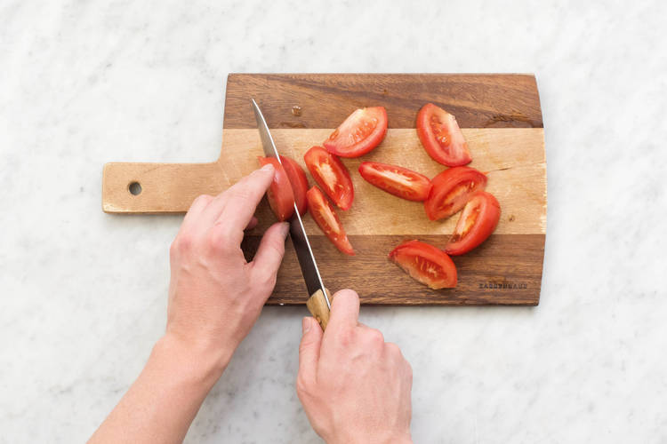 Tomaten in Spalten schneiden