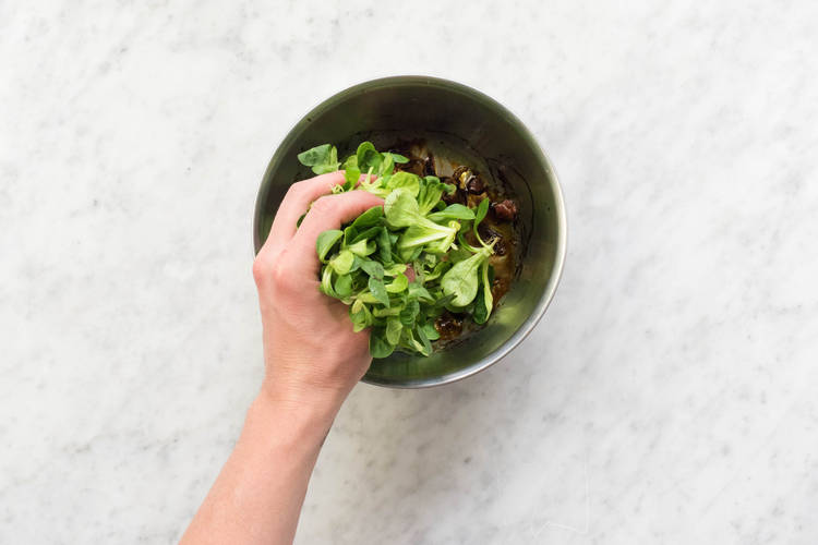 Salat und Dressing mischen