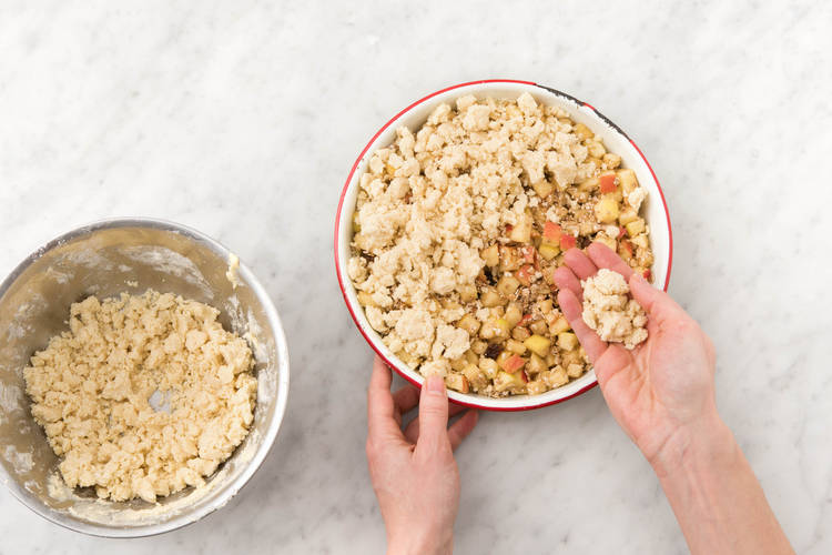 Streusel auf Crumble verteilen