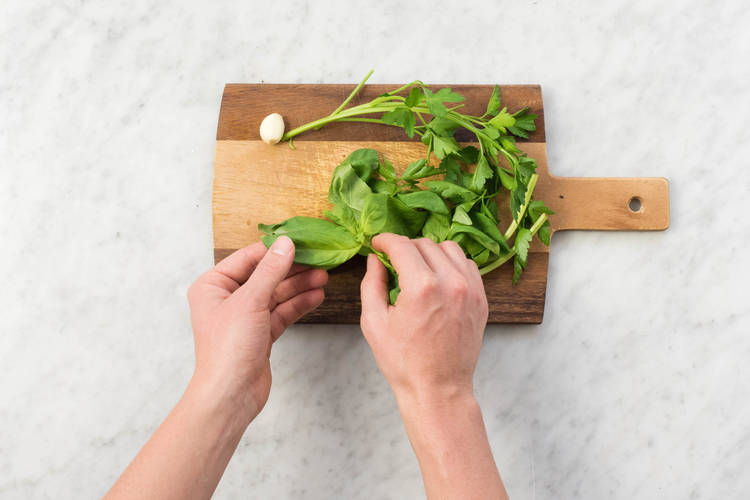 Basilikum abzupfen