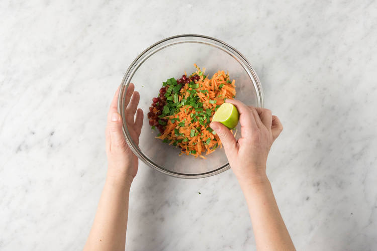 Salat mit Dressing würzen