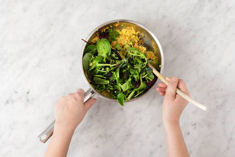 Salat und Hirse mischen