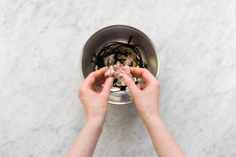 Pancetta und Dressing mischen