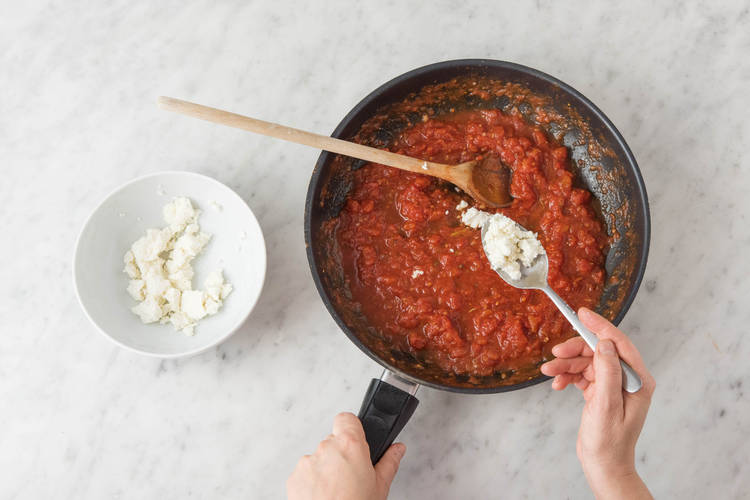 Ricotta in die Soße rühren