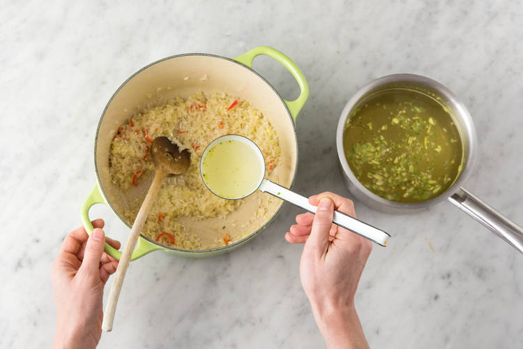 Reis mit Gemüsebrühe ablöschen