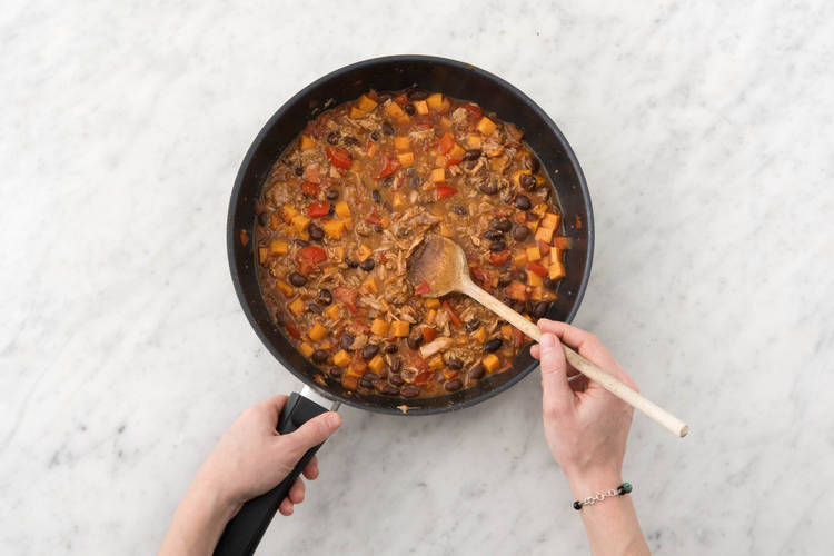 Voeg de tonijn en de zwarte balsamicoazijn toe aan de wok of hapjespan.