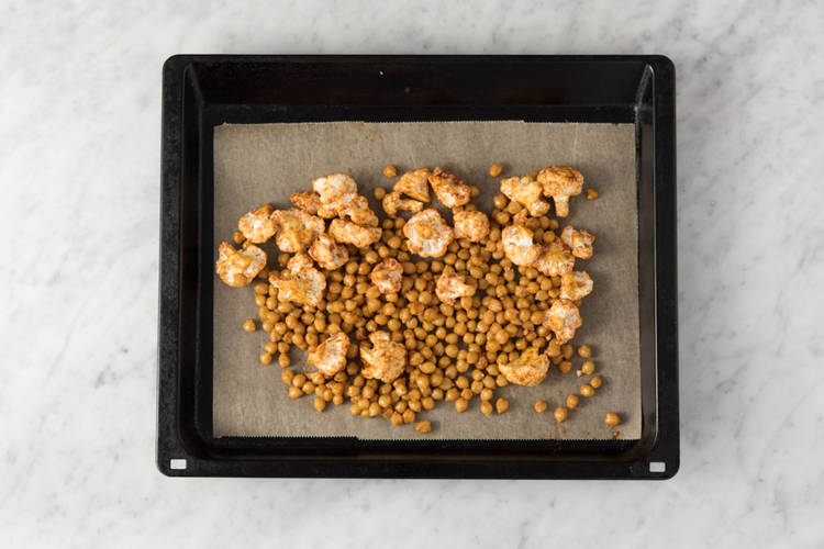 Blumenkohl und Kichererbsen backen