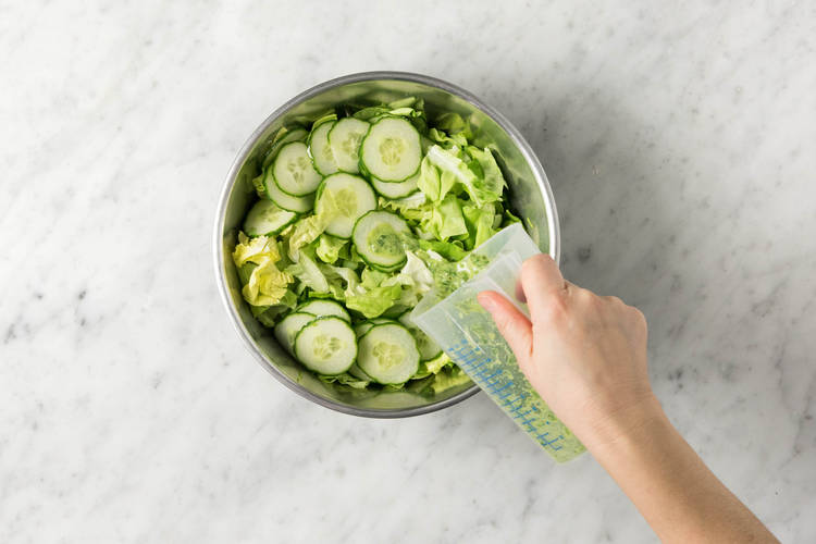 Dressing und Salat mischen