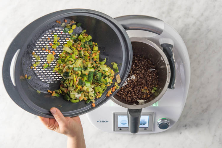 Gemüse und Linsen mischen