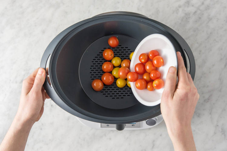 Kirschtomaten in Varoma geben