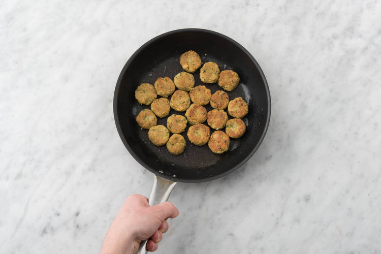 Falafel bakken