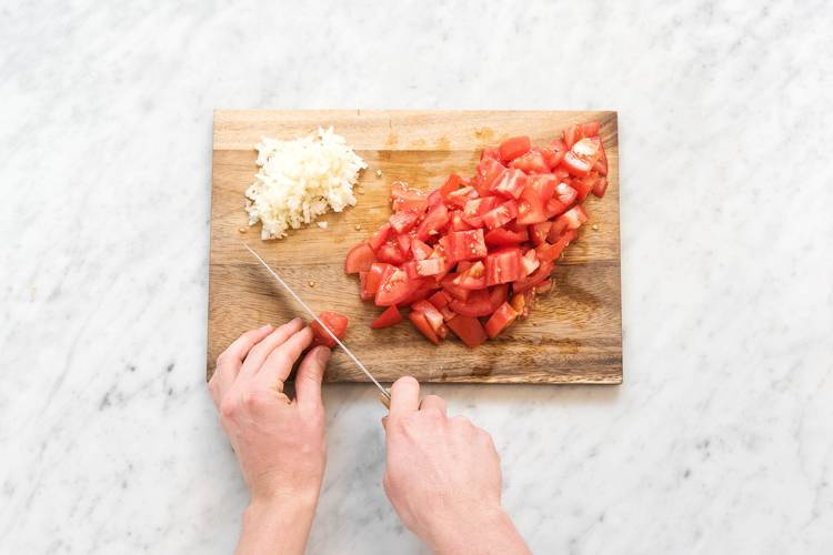 Tomaten grob würfeln