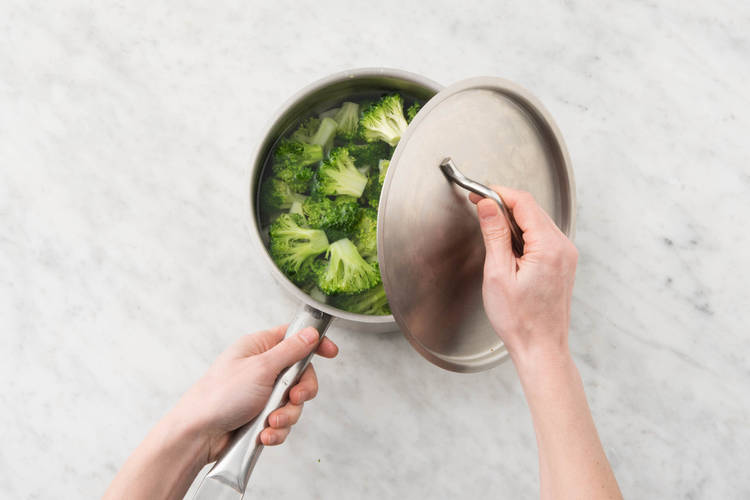 Broccoli hummus maken