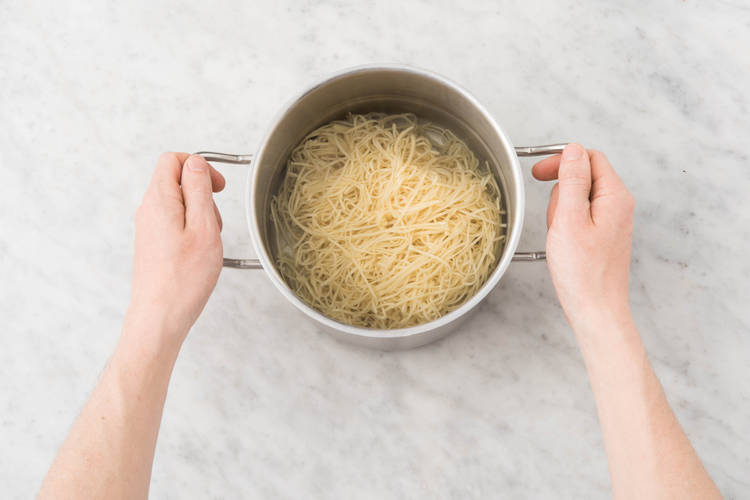 Mie-nudeln zubereiten