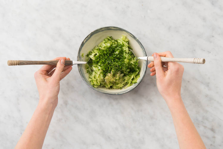 Gurkensalat abschmecken