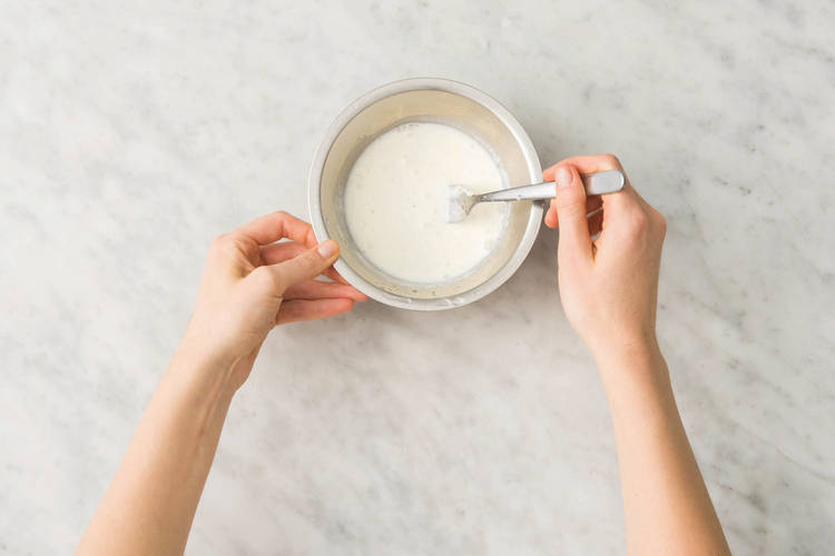 Make the yoghurt drizzle